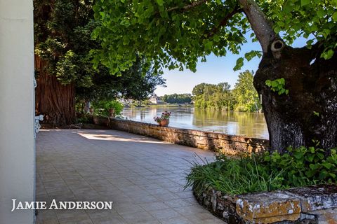 Esta magnífica Maison de Maitre se encuentra en la ubicación perfecta. A tiro de piedra de un pueblo muy solicitado, domina la Dordoña con sus grandes terrazas soleadas. Todos los elementos originales se han conservado cuidadosamente y la casa está m...