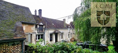 Trés beau potentiel pour ce corps de ferme situé à 10 min de la gare TGV de VENDOME, secteur calme. Il se compose : séjour avec poêle à bois, cuisine, salle d'eau avec WC, deux chambres traversantes via un dressing, un grenier et une cave. Grange att...