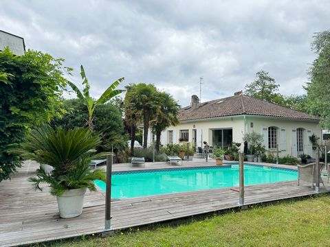 Nous sommes ravis de vous présenter à la vente cette magnifique villa de 178 m2 avec piscine entourée d'un vaste jardin arboré de 3280m2, idéalement située dans une rue calme en deuxième ligne à Mérignac. Au RDC, vous serez accueillis par un spacieux...