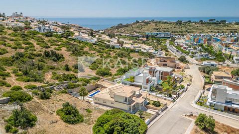 Denna rymliga villa med 4 sovrum med pool, solcellspaneler, källare/garage och luftkonditionering har ett högt läge i ett lugnt bostadsområde, bara en kort promenad från den färgglada småbåtshamnen i Albufeira, med butiker, kaféer och restauranger. D...