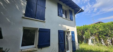 Maison jumelée d'un seul coté offrant 104m2 Loi Carrez répartis sur 3 niveaux. Au RDC, garage et grande pièce de 20m2 env avec point d'eau (possiblité studio ou autres). Au 1er: Cuisine équipée ouverte sur belle pièce de vie avec accès terrasse de 16...