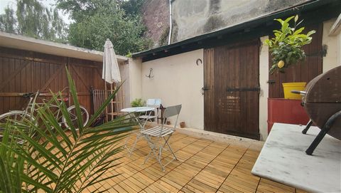 In the town of Beauvais, sale of this town house with 4 bedrooms on the 1st and 2nd floor and a sunny terrace. The construction of the house dates from 1930, during the art deco years. IDIMMO BEURIER ALBERT is at your disposal to find out more. A hom...
