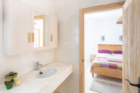 Trouvez la tranquillité dans cette belle villa récemment rénovée avec vue sur un parc naturel. Avec des finitions de haute qualité, il a tout ce dont vous avez besoin pour des vacances parfaites. Bien que la décoration soit contemporaine, elle offre ...