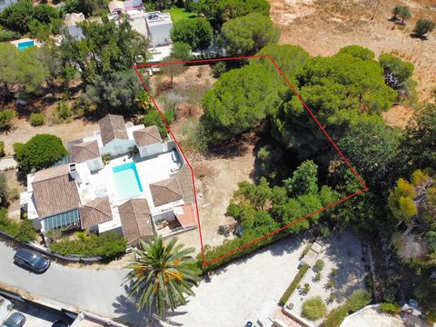 Spacious plot of urban land with 1.625 sqm located in Quinta dos Barrancos in Guia and municipality of Albufeira, only 5 km from the famous beaches and the marina. According to the Municipal Master plan PDM the land allows the construction of a detac...