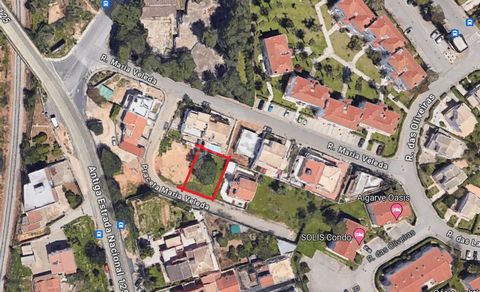 Magnificent urban plot, with a total area of 321m², located in the prestigious Oásis area, in Portimão. The location is simply ideal, being just 4 km from the charming beaches of Alvor and Praia da Rocha, famous for their crystal-clear waters and gol...