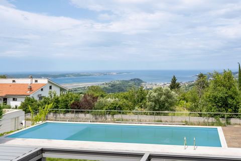 A vendre est une villa de prestige avec piscine, située dans un cadre idyllique avec une belle vue sur la baie de Portorož et les marais salants de Sečovlje. La villa est conçue sur trois étages , équipée d’une technologie moderne et offre un séjour ...