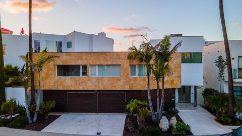 Paradise is found at 23 Green Turtle Road in San Diegoâ€™s coveted Coronado enclave. This spacious waterfront residence in Coronado Cays Three features 4,838 SF of high-contrast modern marble finishes and warm natural surfaces. Dynamic and geometric ...