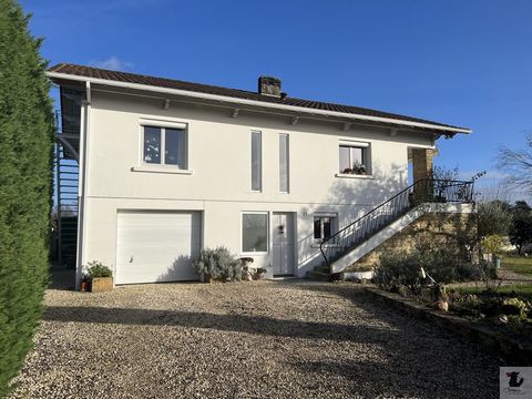 Une maison individuelle de construction traditionnelle des années 70 RENOVEE Au rez de chaussée: une entrée, une pièce actuellement en cuisine d'été avec un accès direct sur la jardin, une chambre parentale , une deuxième chambre, un WC indépendant, ...