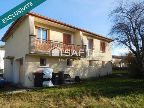 Située à Oyonnax, dans un quartier calme, cette maison bénéficie d'un emplacement idéal proche du Centre Ville. Offrant une surface de terrain de 430 m², elle dispose également d'une place de parking et un garage, assurant une grande facilité de stat...