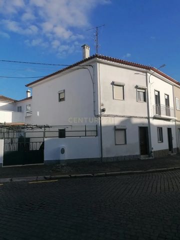 Descubra esta encantadora casa de 2 quartos em Beja, com 90.7m² de área útil. Este imóvel usado oferece um pátio acolhedor e uma varanda perfeita para desfrutar do sol, ideal para quem procura conforto e funcionalidade. Com 2 casas de banho, esta cas...