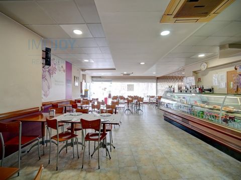 Te presentamos esta fantástica oportunidad de inversión en el centro de Amadora. Esta tienda, con 153 m2 de superficie construida y 5 plazas de aparcamiento, situada en la zona céntrica y concurrida de Amadora, tiene una gran visibilidad del público ...