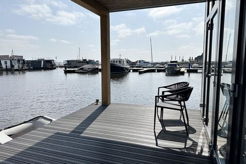 Experience the unique charm of life on water with this spacious and bright houseboat, nestled in the beautiful Waterrijck marina on the Sneekermeer, close to the picturesque Starteiland. This delightful retreat serves as an ideal base for water enthu...