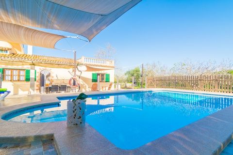 La casa cuenta con piscina privada de cloro de 8x4m y una profundidad de 0.5m a 1.90m, ideal para refrescarse los calurosos días de verano. En las 6 tumbonas pueden broncearse y disfrutar del sol. En la terraza pasará maravillosas veladas junto a los...