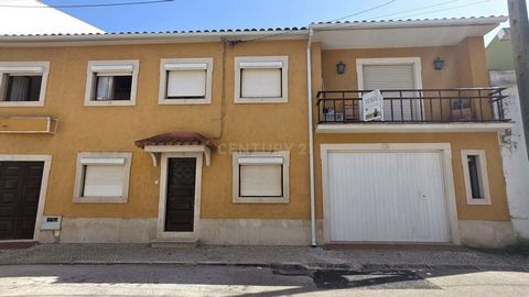 Moradia T5 situada na pitoresca aldeia de Runa, junto a todo o comércio e serviços essenciais. Beneficia de uma localização privilegiada, próxima da entrada da autoestrada e a poucos minutos do centro da cidade de Torres Vedras. A eletrificação em cu...