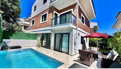 VILLA DE LUXE AVEC PISCINE PRIVÉE DANS LE QUARTIER DE FETHIYE AKARCA, À DISTANCE DE MARCHE DE LA PLAGE !   Si vous rêvez d’une vie en plein centre de Fethiye, l’une des villes côtières les plus populaires de Turquie, entrelacée avec la nature, à quel...