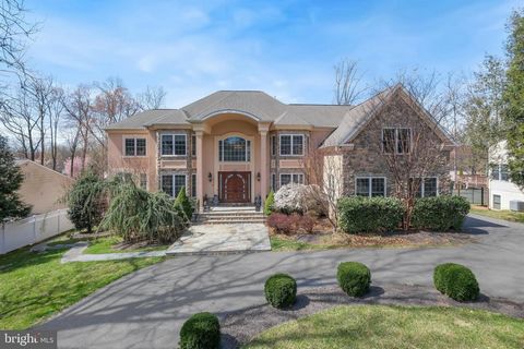 Ein Meisterwerk der Eleganz im Luxmanor Willkommen im 11564 W Hill Drive, einem außergewöhnlichen Anwesen, in dem zeitloser Luxus auf moderne Raffinesse trifft. Mit einer Fläche von über 10.000 Quadratmetern ist diese atemberaubende Residenz mit sech...