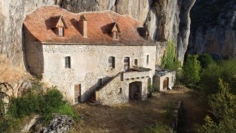 Maison atypique à flan de falaise avec une vue magnifique sur la vallée du Célé ;