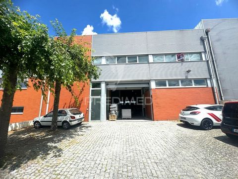 Armazém inserido em terreno com área de 856 m2, composto por 2 pisos com uma área total de 1 156 m2. Com acesso entre os pisos com elevador de monta cargas e escadas. Composto por uma sala de escritório, vestuário para funcionários e um  WC  No piso ...