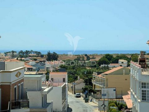 Predimed presents this 4-storey building, right in the center of Vila Nova de Cacela, which is operating as a local accommodation (hostel). The property has a total of 15 accommodations consisting of: 12 bedrooms, two T0 apartments and a huge T3 apar...