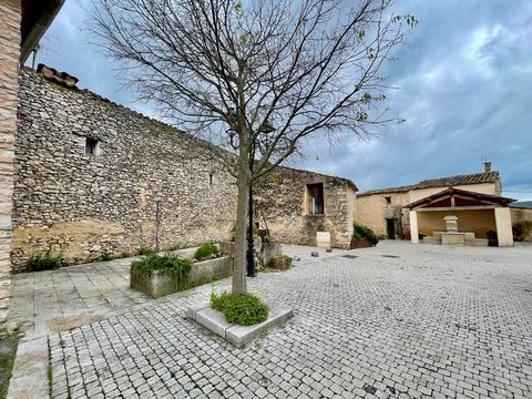 Maison de hameau en pierre à vendre proche de GORDES (84)