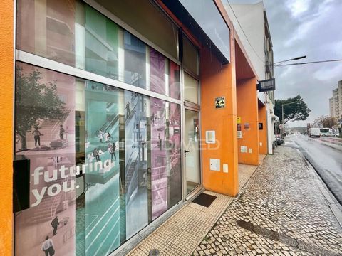 Espaço comercial com 121 m2 de área, no centro do Carregado. O espaço comercial engloba 2 lojas com 64,5m2 e 56,65m2, permitindo a entrada pela rua principal e uma a tardoz. As lojas são de construção de 2016 e têm ambas certificação energética B. Pr...