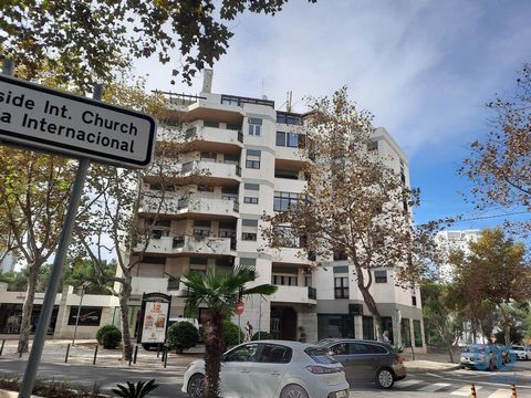*T3 com uma área util de 166,90m2 e Licença de utilização nº 559/1979* Arrenda-se apartamento com 3 quartos NÃO MOBILADO, na Avenida 25 de Abril, em Cascais. Um dos pontos fortes deste apartamento é a sua localização, numa das Avenidas mais emblemáti...