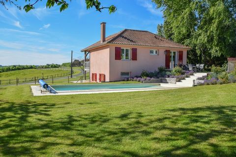 Diese prachtvolle und moderne Ferienvilla liegt in einem großen Ferienpark. Die Villen sind sehr stilvoll eingerichtet und mit allem Luxus ausgestattet. Sie verfügen über ein weitläufiges Wohnzimmer, eine große Terrasse und ein luxuriöses Badezimmer....
