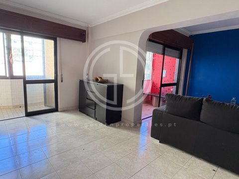 Apartamento T3, mesmo no centro da cidade, perto do Mercado Municipal. Composto por três quartos, sala, cozinha, despensa, duas casas de banho e varandas. Apartamento com duas frentes, onde a luz natural está sempre presente. Situado num segundo anda...