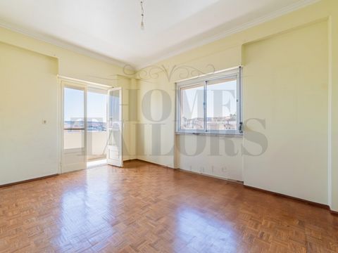 Descubra este apartamento T3 com 102m², situado numa zona residencial calma e acolhedora, perfeita para quem valoriza conforto e proximidade urbana. Com excelente exposição solar e em ótimo estado de conservação, este imóvel oferece uma base sólida p...