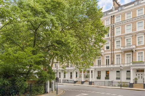 Dit is een indrukwekkend groot en prachtig ontworpen appartement met een reeks elementen die het een uitstekende vondst maken op de luxe vastgoedmarkt in South Kensington. Het is een verhoogd appartement op de begane grond dat meteen de toon van kwal...