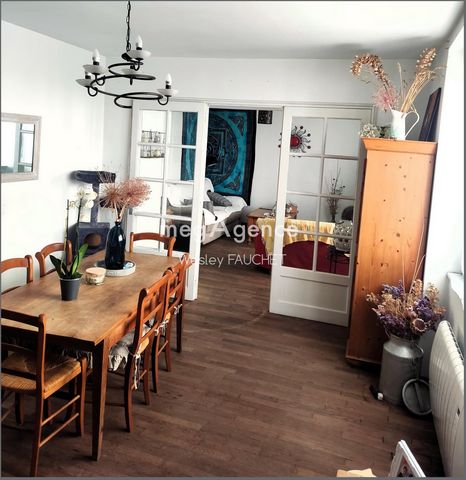 Située dans la charmante ville de Buzançais (36500), cette maison de 125 m² offre un cadre de vie agréable proche de toutes les commodités essentielles. Idéalement desservie par les transports en commun avec la proximité d'une école, d'un collège, d'...