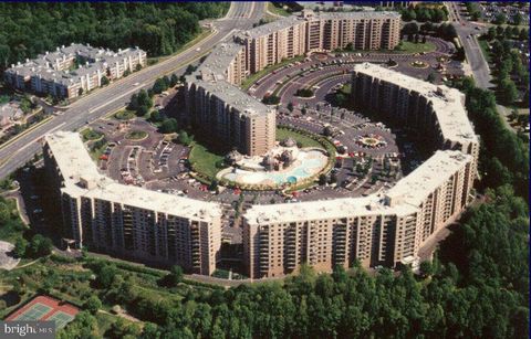 Beautiful 1 bedroom and fully updated Bath + Garage Space #4 on the B-2 level, an Enclosed Balcony AND, 2 unassigned parking spaces in the parking lot! Absolutely stunning WEST views and glorious Sunsets from the private 7th floor location! So close ...