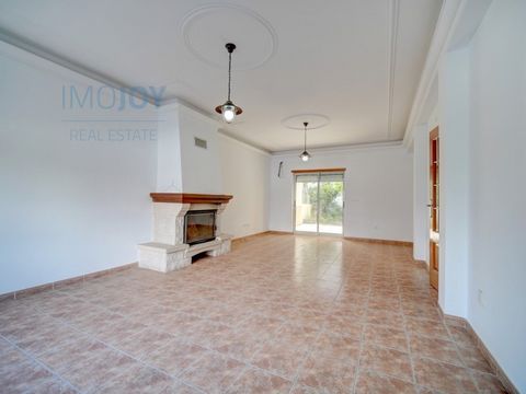 Vimos apresentar-lhe esta enorme moradia T5 com garagem, em Corroios. A freguesia de Corroios é uma das mais dinâmicas e completas da margem sul, integrada no Concelho do Seixal, tendo por isso uma localização privilegiada. Corroios oferece rápidos e...
