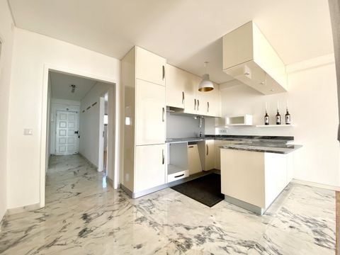 Descubra este incrível apartamento T2+1, totalmente renovado com amplas áreas, situado no 2º andar com elevador, localizado na primeira linha da marginal da Nazaré, que oferece vistas deslumbrantes sobre a praia. Localização Privilegiada: Com uma loc...
