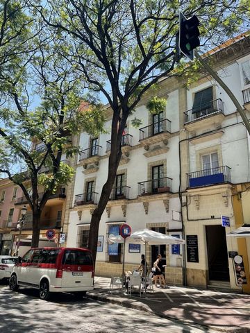 Grand building in Jerez de la Frontera â€“ Versatility and historical charm Discover this exclusive property in the heart of Jerez de la Frontera, a stately three-story building that combines historical charm with great commercial potential. Layout a...