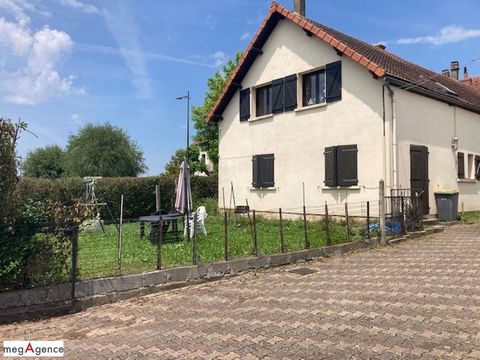 Ensemble immobilier: 1 louée et l'autre à rénover, 5 chambres, jardin, 3 garages.