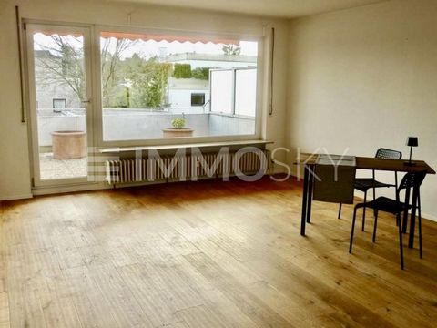 Die 102 m² große 3,5-Zimmer-Wohnung befindet sich im 1. Obergeschoss einer 1978 erbauten Wohnanlage mit 15 Parteien und steht zum Verkauf. Sie liegt an einem Hang und bietet einen separaten Zugang, der an ein Reihenhaus erinnert. Links und rechts des...