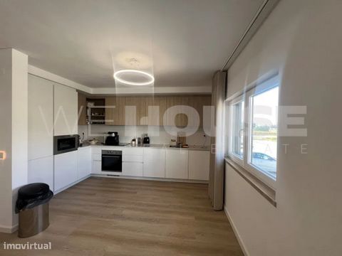 Apartamento T2 Moderno e Elegante Descubra este incrível T2 com suíte, onde o conforto e a funcionalidade se encontram num espaço sofisticado! Todos os quartos possuem roupeiros embutidos. A sala e cozinha em open space. Cozinha equipada: frigorífico...