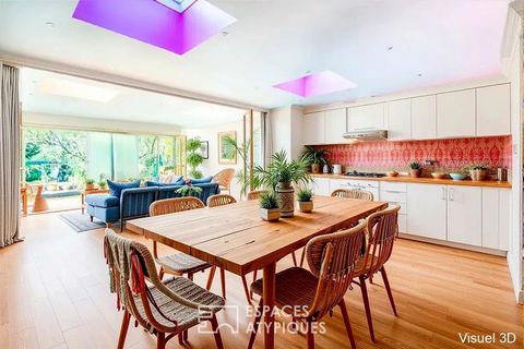 Situé dans le Bas-Montreuil, à proximité immédiate de Croix-de-Chavaux, ce Loft en rez-de-chaussée ayant bénéficié d'une rénovation en 2013 développe 97,80 m2 (Carrez et au sol) sur un seul niveau, auxquels s'ajoutent une terrasse de 19 m2 prolongée ...