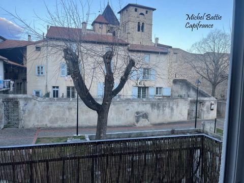 Maison de ville rénovée avec 2 GRANDS GARAGES en plein cur historique de SAINT-JUST SAINT-RAMBERT
