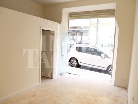 Excelente tienda en zona prime, una oportunidad de inversión en el centro de Lisboa. Esta tienda con una superficie de 31m2 con baño, en planta baja con ventana a la calle, ideal para cualquier rama de actividad, ofreciendo la posibilidad de adaptars...