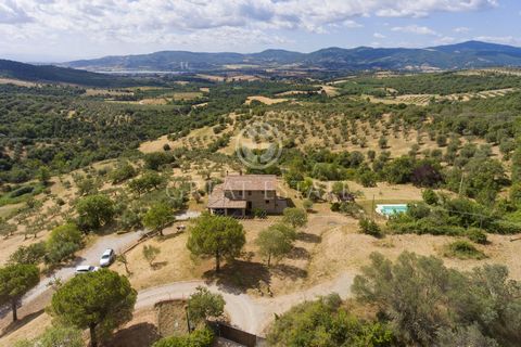 This farmhouse covers an area if 300sqm on two levels and is composed as follows: at ground floor, with three entrances, we find a very spacious kitchen with fireplace and wood burning oven, a pantry, a dining room with two-sided fireplace that divid...