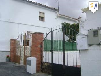 Very nice 5 double bedroom, 2 bathroom townhouse in Ermita Nueva, just 10 minutes from Alcala la Real, a city of 23.000 inhabitants with all amenities at hand in the Jaen province of Andalucia, Spain. The property has a good size patio at the front w...