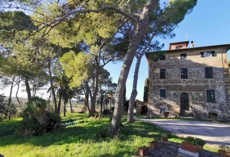 Old independent Villa free on all four sides, situated on top of a hill, with panoramic views over the valley and the surrounding countryside. The centre of Riotorto is only 5 minutes’ drive away from the property, well served by shops and services. ...
