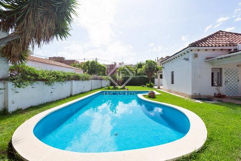 This is an opportunity to acquire a home that is located on a flat plot of 540 m² in the beach area of Castelldefels, a 2-minute walk from the sea and close to all services. Currently, the house has an area of 150 m² on one floor. It is distributed i...