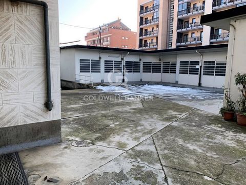 In Via Valentino Carrera (Corso Marche) BOX car inside the courtyard, part of a complex of low buildings used as garages, facing a large courtyard with a comfortable maneuvering area. Our property has an area of mq.13 (int. 4.8x2.7) and entrance widt...