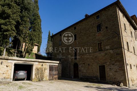 The property is located in a privileged position with access via a short gravel road which in good condition, very well outlook, halfway up the hill. The property consists of a 900 sqm, partially restored, noble villa, park, lemon house, dovecote and...