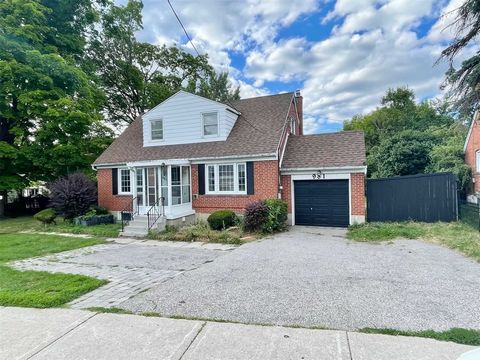 Newly Renovated Bright & Spacious 3 Bedroom Family Home. Large Bedrooms With Closets, New Floorings, Freshly Painted, Newer Kitchen & Bathroom. Huge Park Like Treed Backyard. Long Driveway With Attached Garage. Located On Davis Dr, Steps Away From Tr...