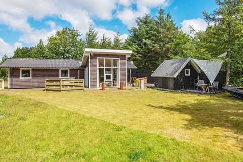 Bei Nørhede am Nissum Fjord finden Sie dieses gut gepflegte und ansprechend eingerichtete Ferienhaus, das am Ende einer ruhigen Sackgasse steht. Innen erwartet Sie ein offener Küchen-/Wohnbereich für das Familienleben, inklusive Essecke sowie Holzofe...