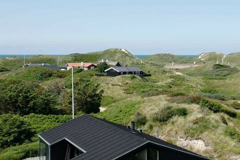 Casa de vacaciones ubicada en lo alto de una parcela de dunas montañosas cerca de la playa de Blokhus. Desde la casa y las terrazas hay una bonita vista de las dunas y la zona. Desde la terraza elevada al atardecer detrás de la casa hay una pequeña v...